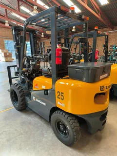 SEMI ROUGH TERRAIN - 2,5 TON FORKLIFT SPECIAL !!