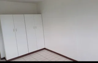 umhlatuzana township flat to let