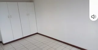 umhlatuzana township flat to let