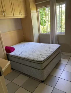 1 bedroom in a 3 bedrooms flat for a ladyR3500