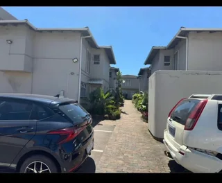 1 bedroom in a 3 bedrooms flat for a ladyR3500