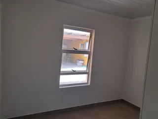 Bachelor unit to rent – (Elsies River)