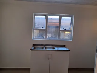 Bachelor unit to rent – (Elsies River)