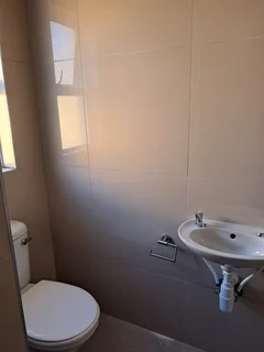 Bachelor unit to rent – (Elsies River)