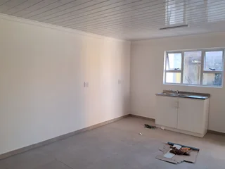 Bachelor unit to rent – (Elsies River)