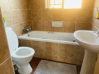 1 bedroom in a 2 bedroom apartment available ( PTA EAST faerie glen) fully furn