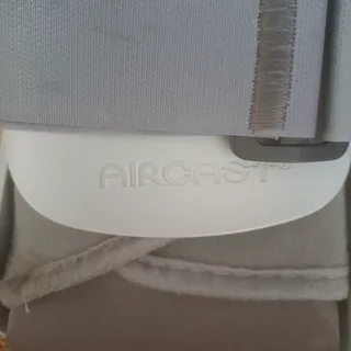 Moonboot Aircast Medium(Size7) with built in pump. As new. R1500