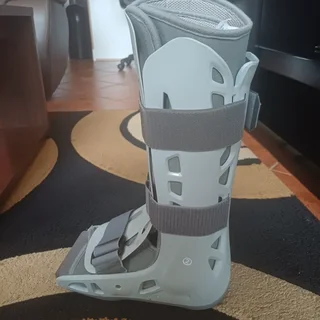 Moonboot Aircast Medium(Size7) with built in pump. As new. R1500