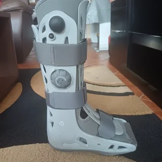 Moonboot Aircast Medium(Size7) with built in pump. As new. R1500