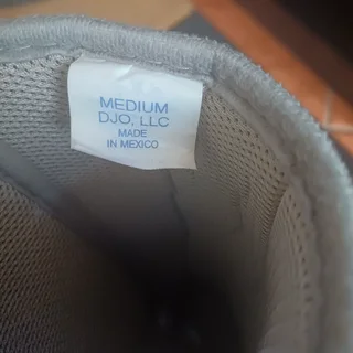 Moonboot Aircast Medium(Size7) with built in pump. As new. R1500