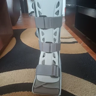 Moonboot Aircast Medium(Size7) with built in pump. As new. R1500