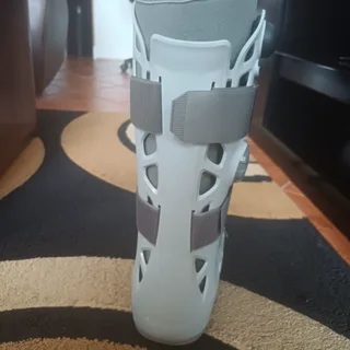 Moonboot Aircast Medium(Size7) with built in pump. As new. R1500