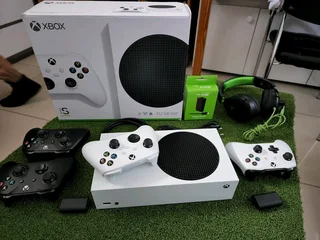 Xbox series s 512 ssd R5500 comes with controller and all cables still new