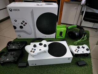 Xbox series s 512 ssd R5500 comes with controller and all cables still new