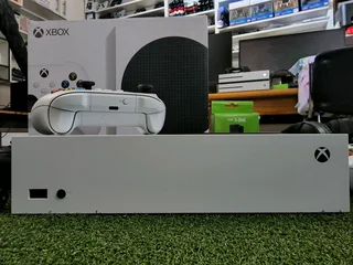 Xbox series s 512 ssd R5999 comes with controller and all cables still new