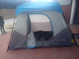 6an tent with rain cover