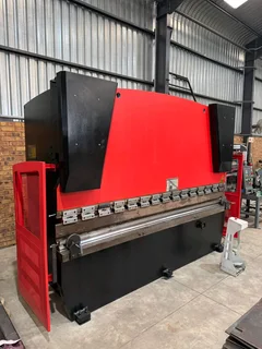 Plate bending machine