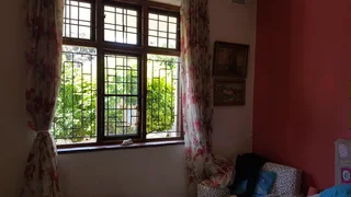 Furnished room in family home near Gardens Cntr MyCiti bus, UCT bus  includes fibre wifi.