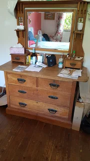 Furnished room in family home near Gardens Cntr MyCiti bus, UCT bus  includes fibre wifi.