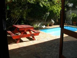 Furnished room in family home near Gardens Cntr MyCiti bus, UCT bus  includes fibre wifi.