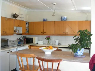 Furnished room in family home near Gardens Cntr MyCiti bus, UCT bus  includes fibre wifi.