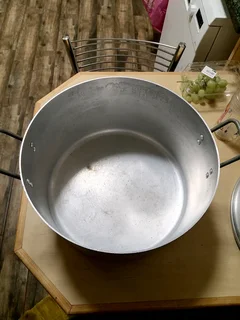 Big aluminium cooking pot