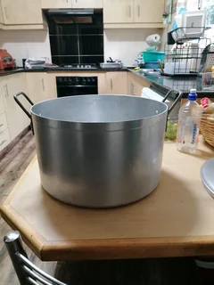 Big aluminium cooking pot