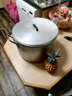 Big aluminium cooking pot