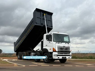 2018 HINO 700. TWINSTEER TIPPER