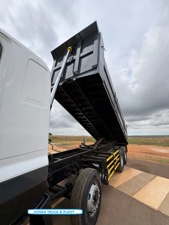 2018 HINO 700. TWINSTEER TIPPER