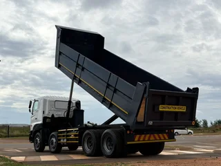 2018 HINO 700. TWINSTEER TIPPER