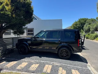 2015 Land Rover Discovery 4 HSE – Black on Black – R485,000