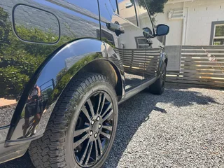 2015 Land Rover Discovery 4 HSE – Black on Black – R485,000