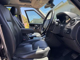 2015 Land Rover Discovery 4 HSE – Black on Black – R485,000