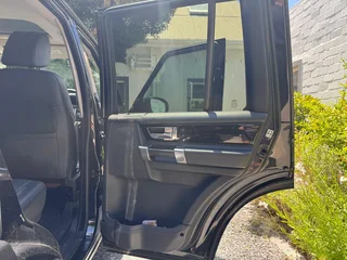 2015 Land Rover Discovery 4 HSE – Black on Black – R485,000