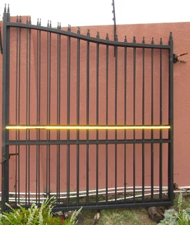 Double Swing Steel Driveway Gates with Hinges