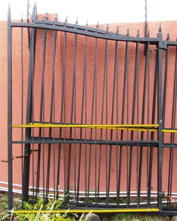 Double Swing Steel Driveway Gates with Hinges