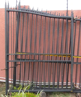 Double Swing Steel Driveway Gates with Hinges