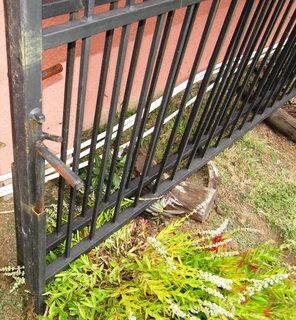 Double Swing Steel Driveway Gates with Hinges