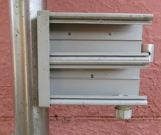 Stainless Steel Pedestal &amp; Bracket - 40cm x 40cm x 90cm