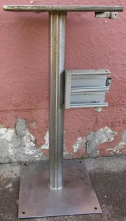 Stainless Steel Pedestal &amp; Bracket - 40cm x 40cm x 90cm