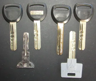 Assorted Automotive Type Keys