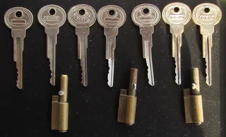 Assorted & Mismatched Keyhole Blocker with Unmatched Keys