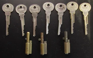 Assorted &amp; Mismatched Keyhole Blocker with Unmatched Keys