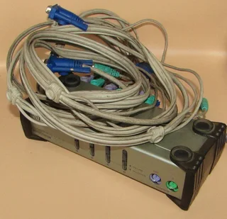 ATEN Master View CS-84A 4-Port PS/2 VGA KVM Switch with 3 x KVM Cables