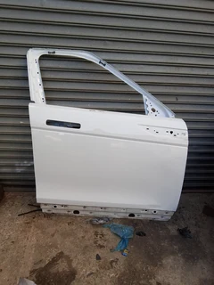 Range Rover Vela right front door