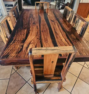 Sleeper diningroom table and 6 chairs