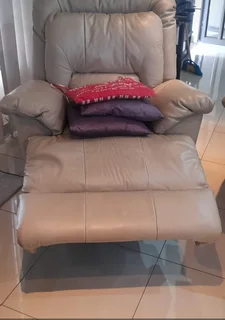 Leather lounge suite with recliners. 6 seater