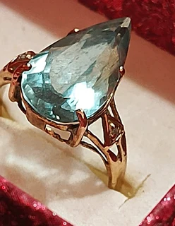 Beautiful aquamarine pear faceted ring in a beautiful 9ct gold setting ng