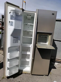 LG side by side, no frost fridge.free delivery in Cape Town.